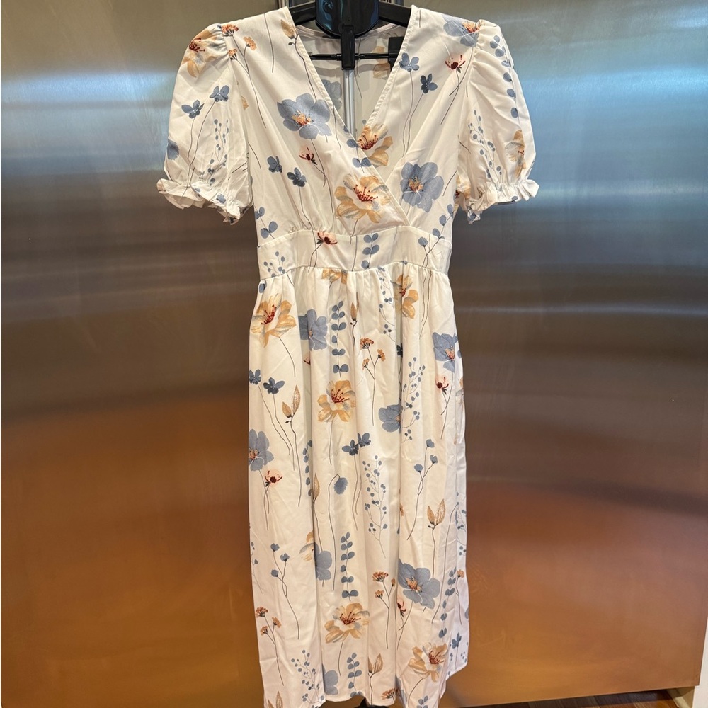 NWOT Elegant Floral Midi Dress with Puff Sleeves
